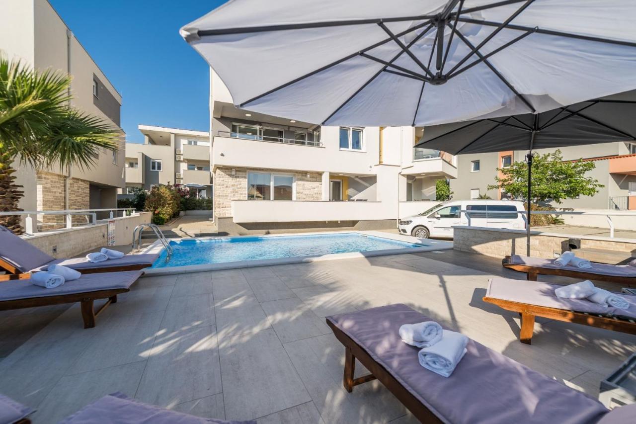 Apartments & Rooms Danivan Pool Villas B Novaglia Esterno foto